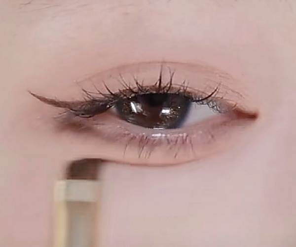 步驟四、畫出臥蠶線