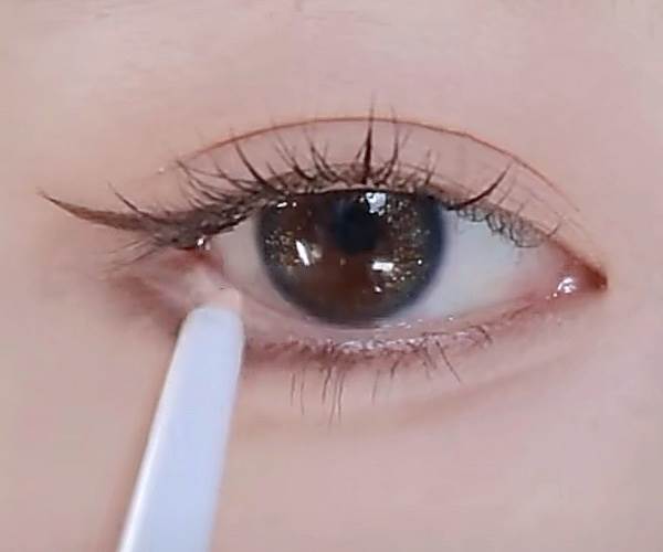 步驟六、填補眼瞼區域