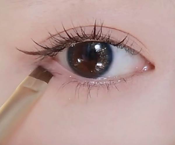 步驟一、畫眼線拉長眼尾