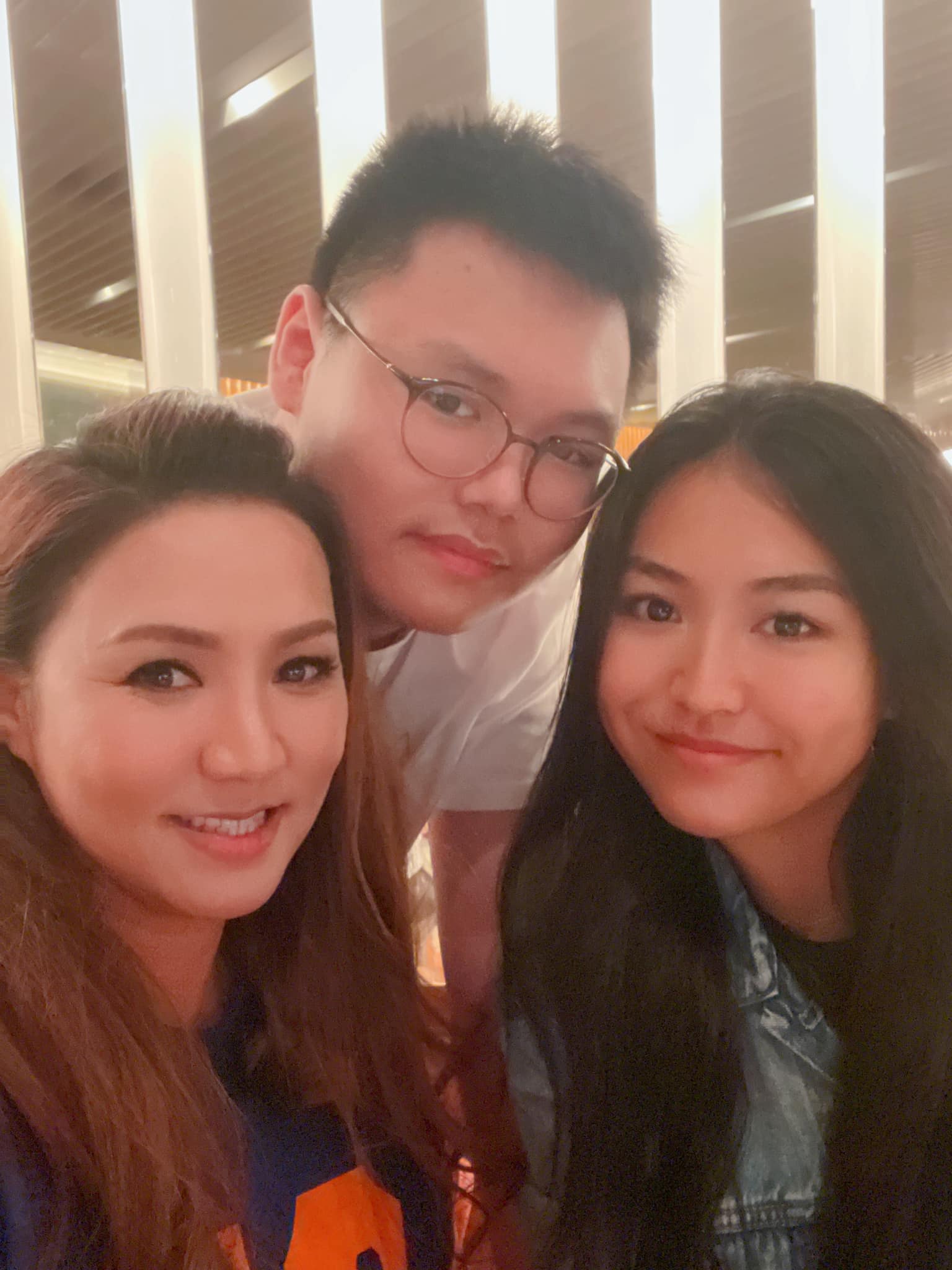 黎瑞恩與一對子女合照