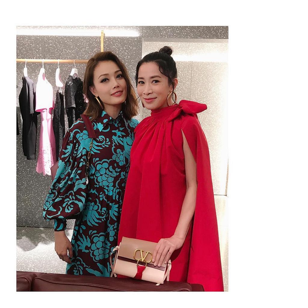 淡粉色配大紅色。