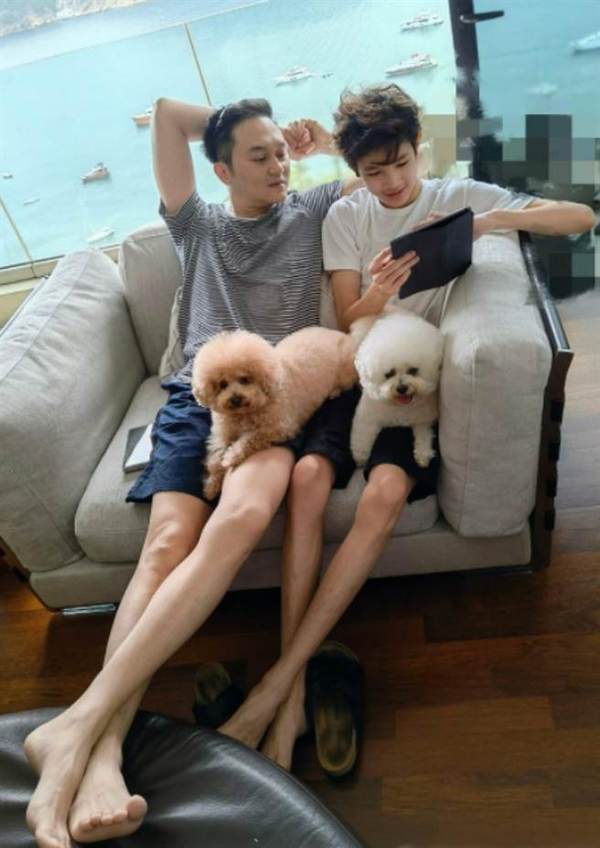 張智霖與魔童相處就像朋友一樣,經常一起打機,又一起做運動。