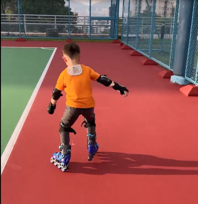 又學滾軸溜冰。