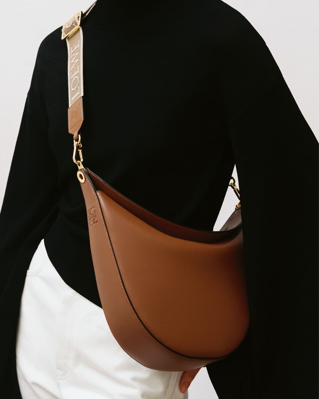 LOEWE Luna半月包加配肩帶可斜揹