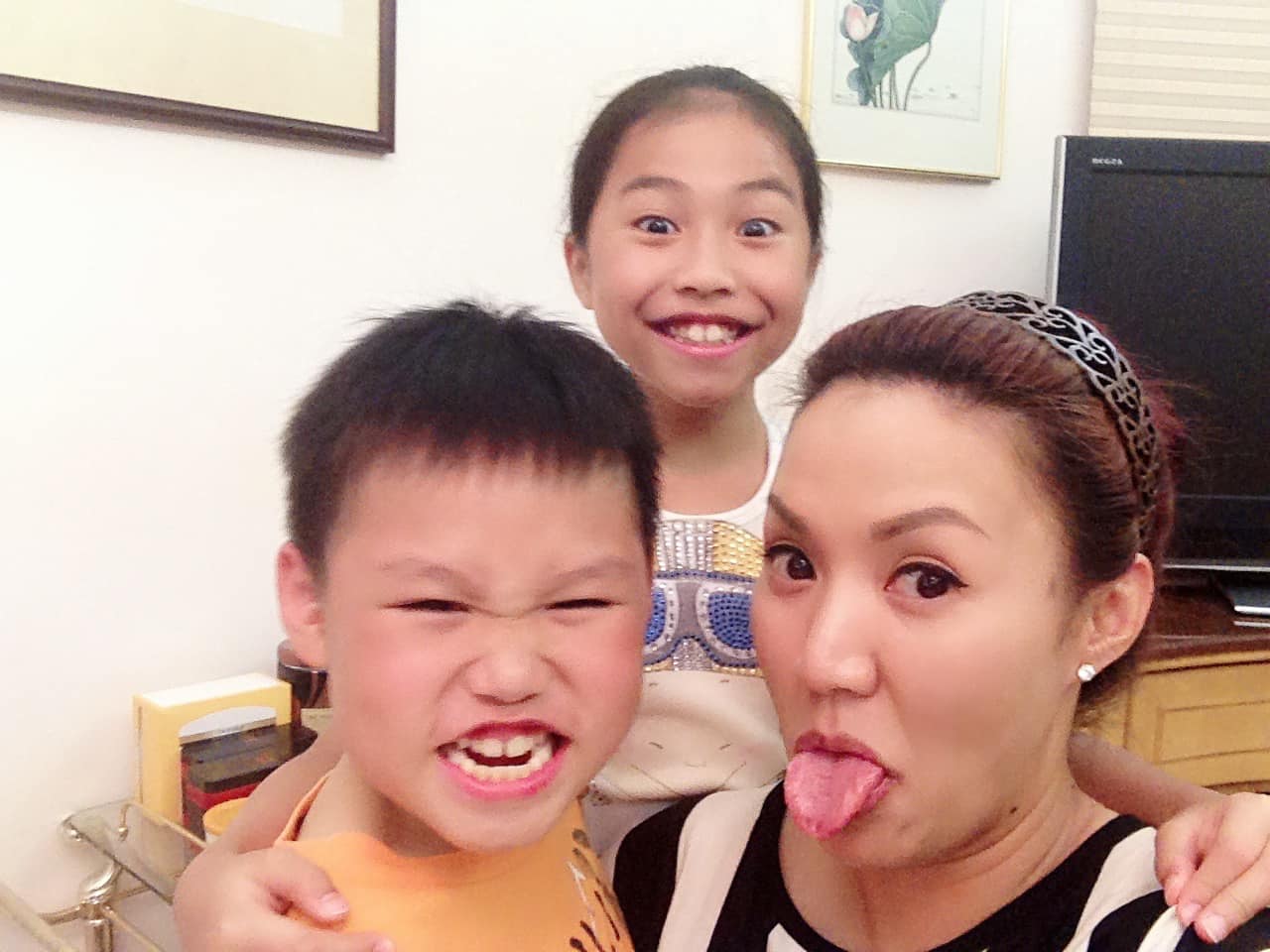 黎瑞恩與一對子女小時候的合照
