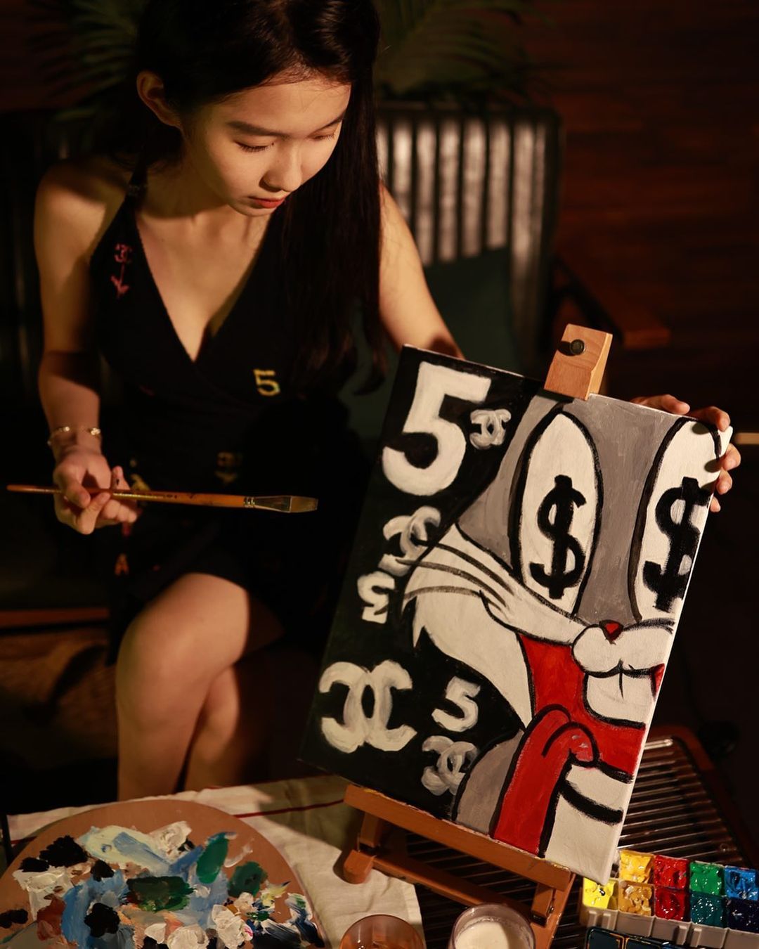 Surine的畫作充滿CHANEL LOGO!