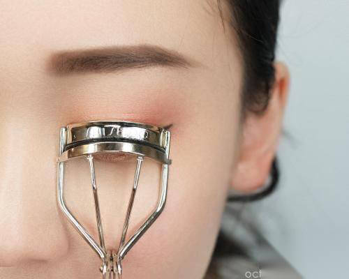 睫毛夾與鼻樑平行