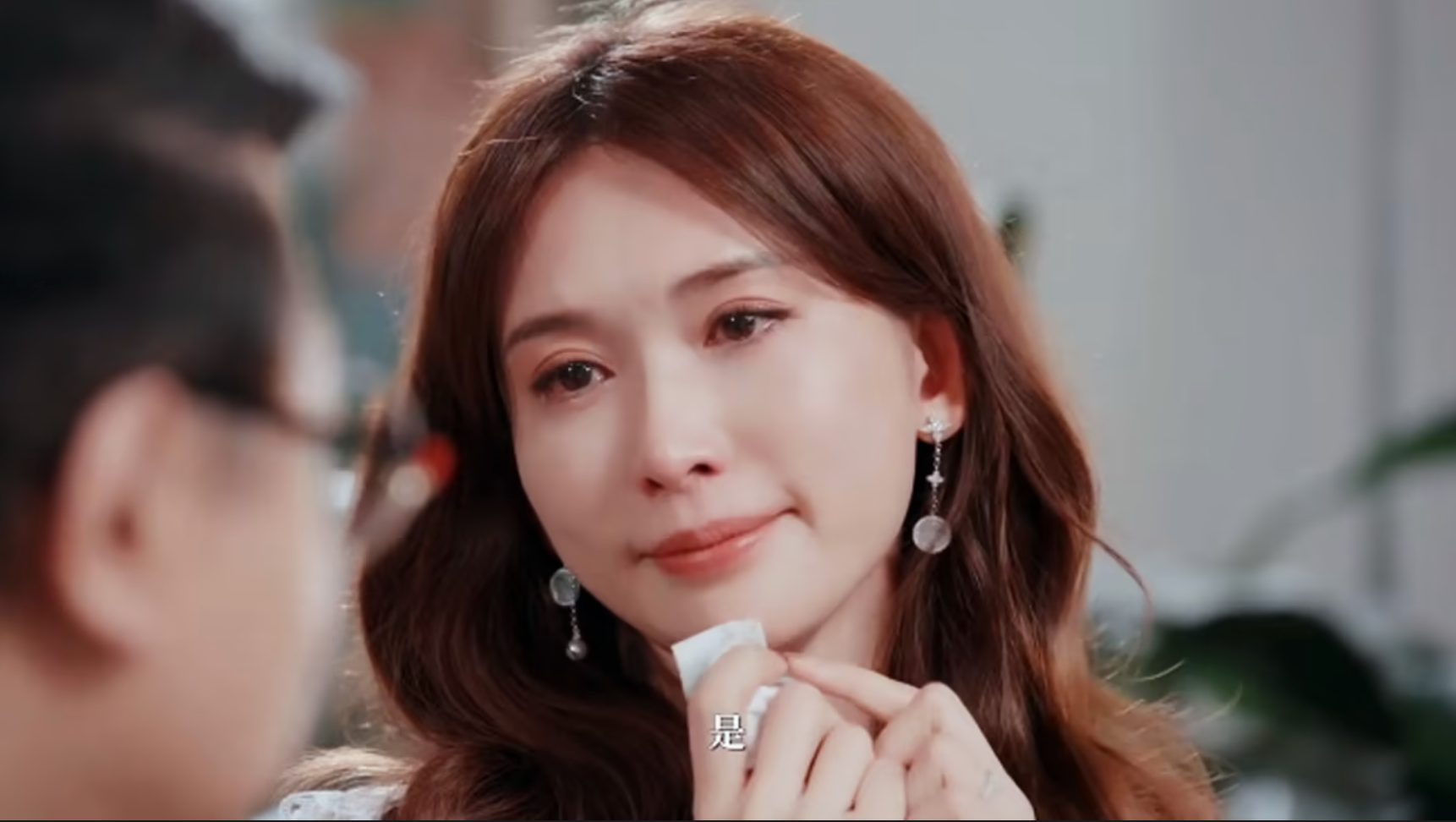 當被問到「人生中最想回到的一天」時,林志玲隨即掩臉「我實在是不想哭」。