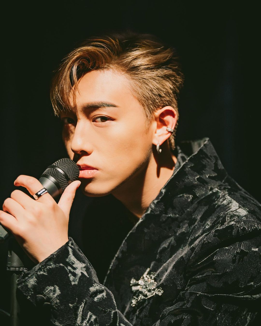 MC 2020年12月尾加入華納唱片