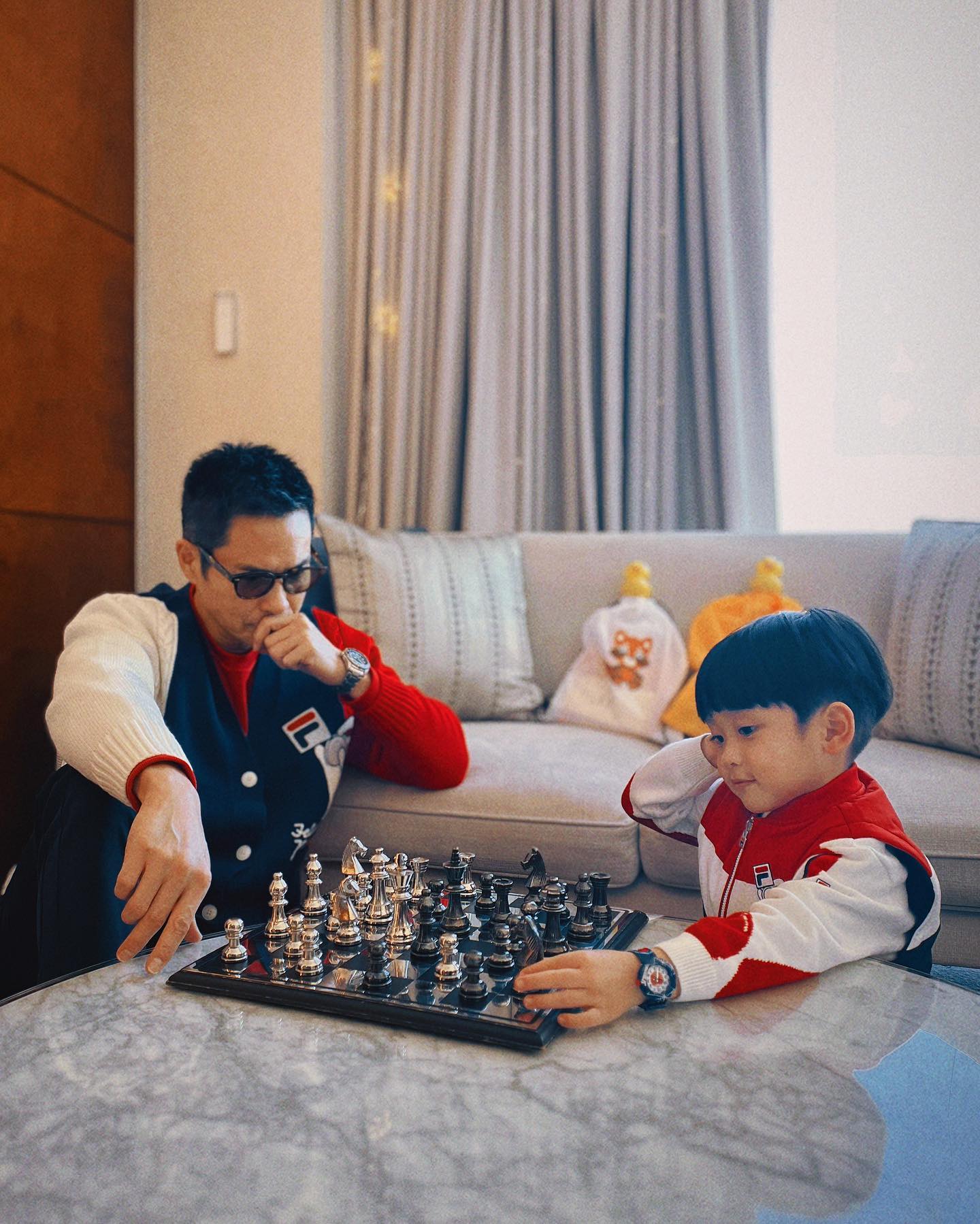 鄭嘉穎不用工作時會獨自照顧兒子們。