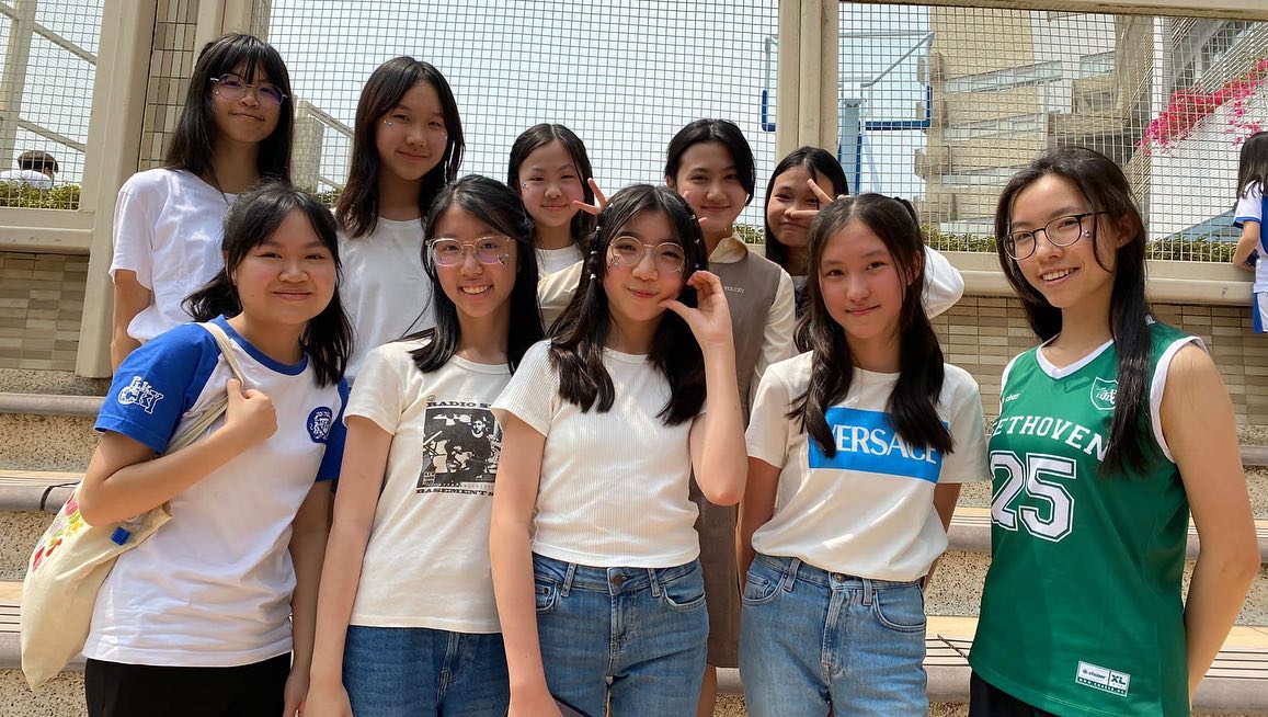 林天若與一班同學組K-Pop女團演出。