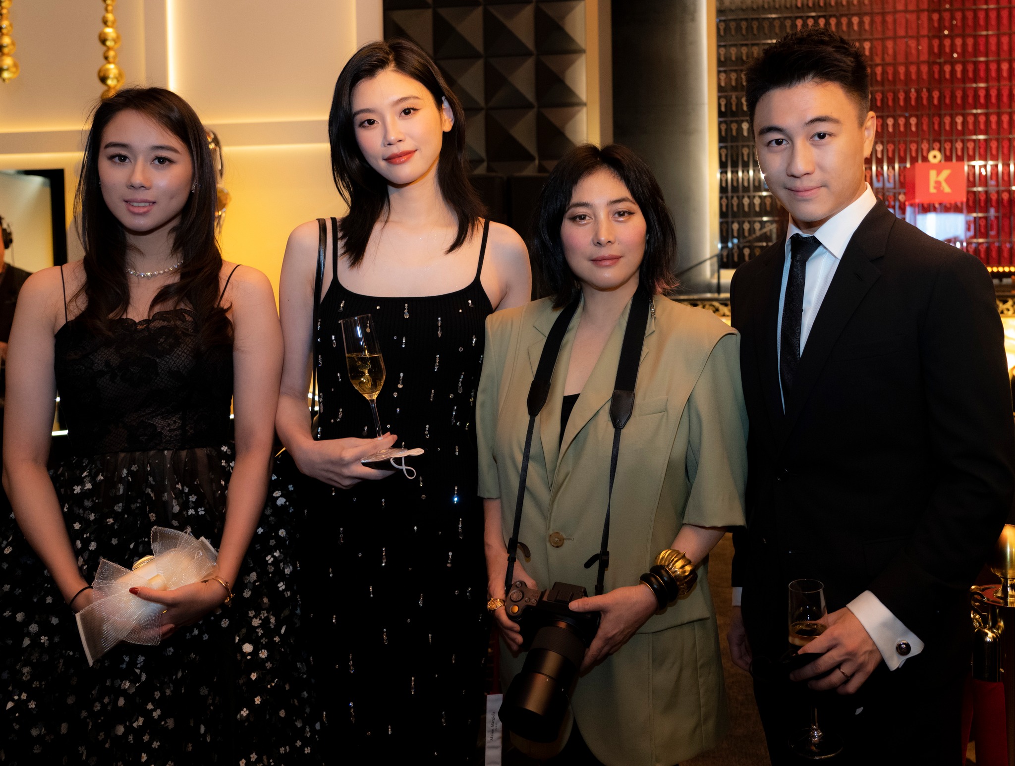 何超儀昨日(10日)出席活動,與四房同框。