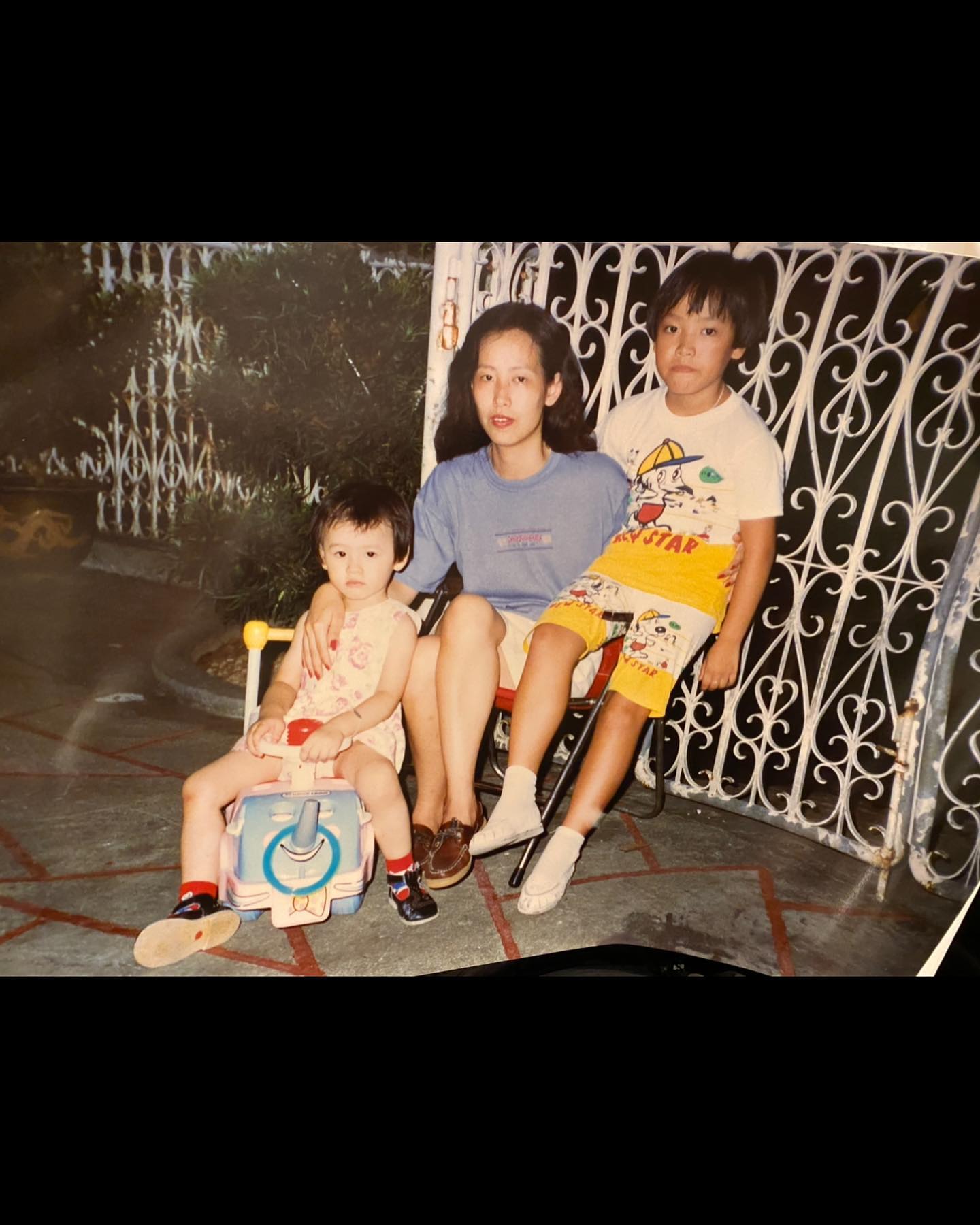 梁洛施激罕在IG上載了自己的童年與母親的合照,感謝媽媽的養育之恩。