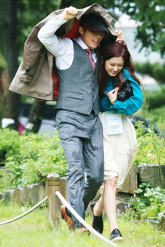 當女人遇到困難時，可以觀察男人的反應。