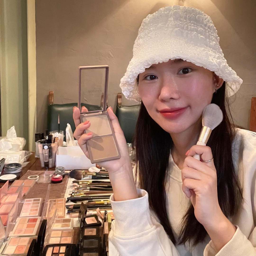 不少女生選擇粉底時,都傾向較淺色調,但這樣或會顯蒼老,看來臉無血色。