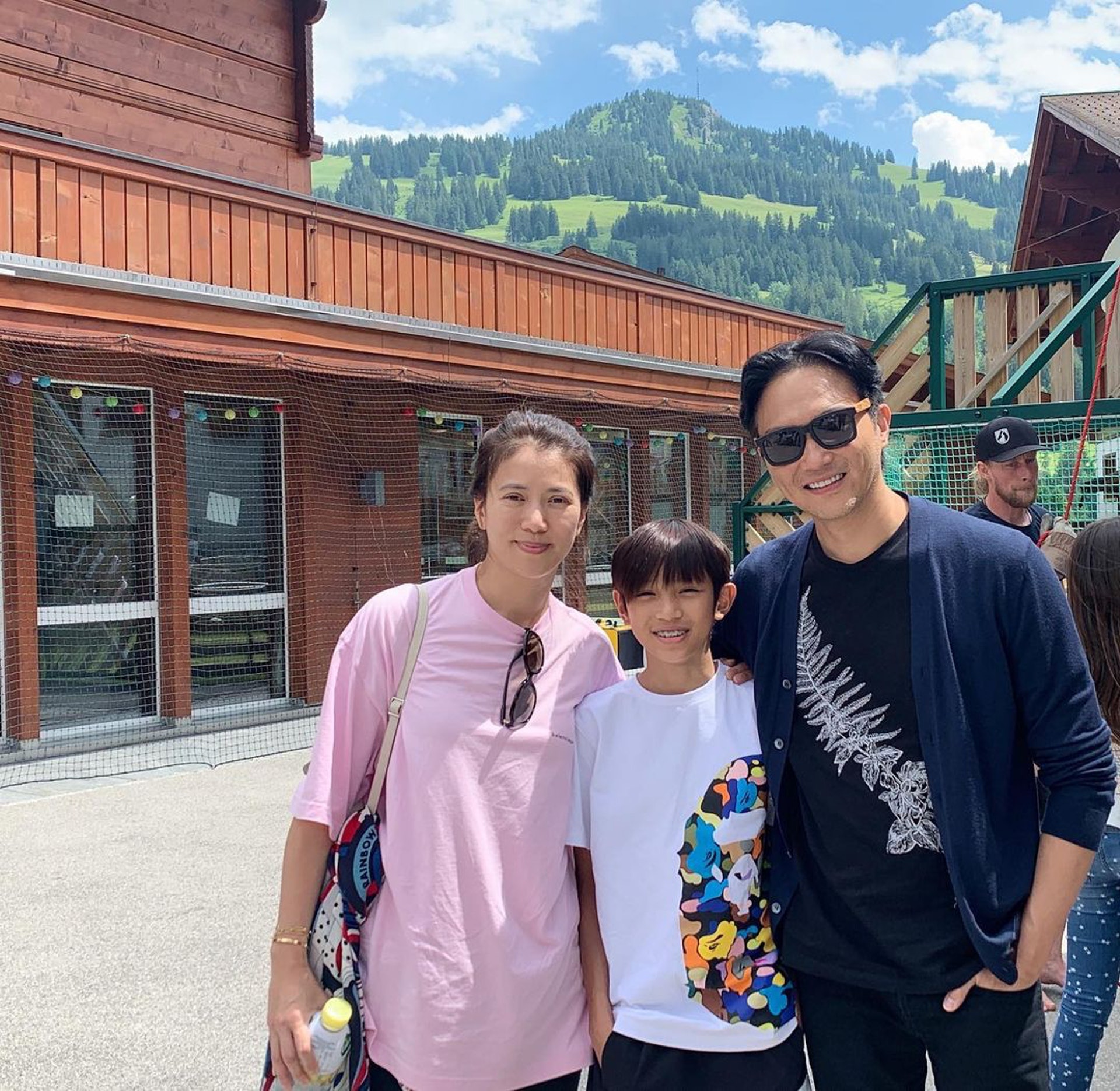 張智霖(Chilam)與太太袁詠儀的兒子張慕童(魔童)完美集合父母的優點於一身,高大又靚仔。