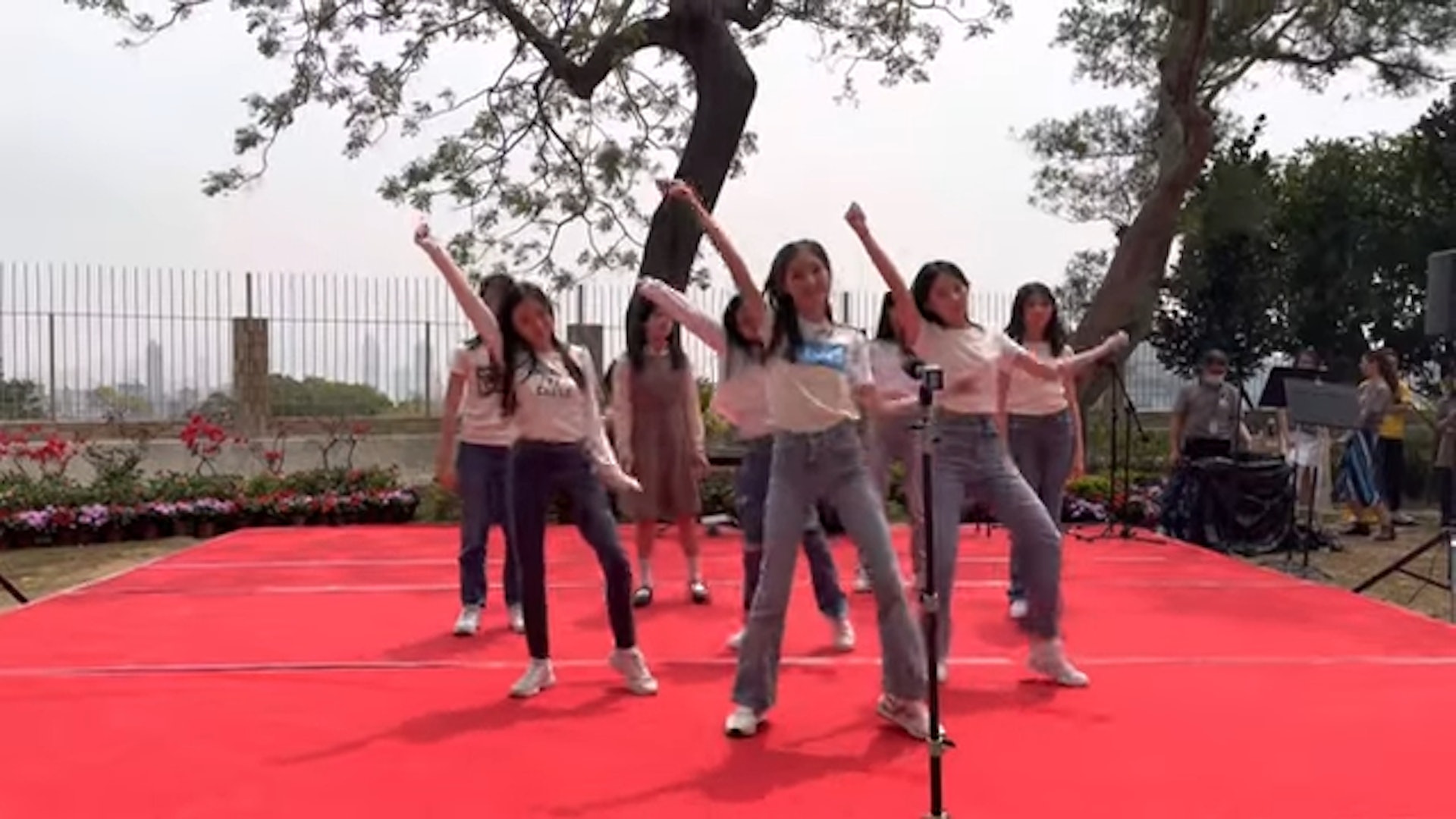 林天若企正C字位,好有拍子感兼勁度十足。