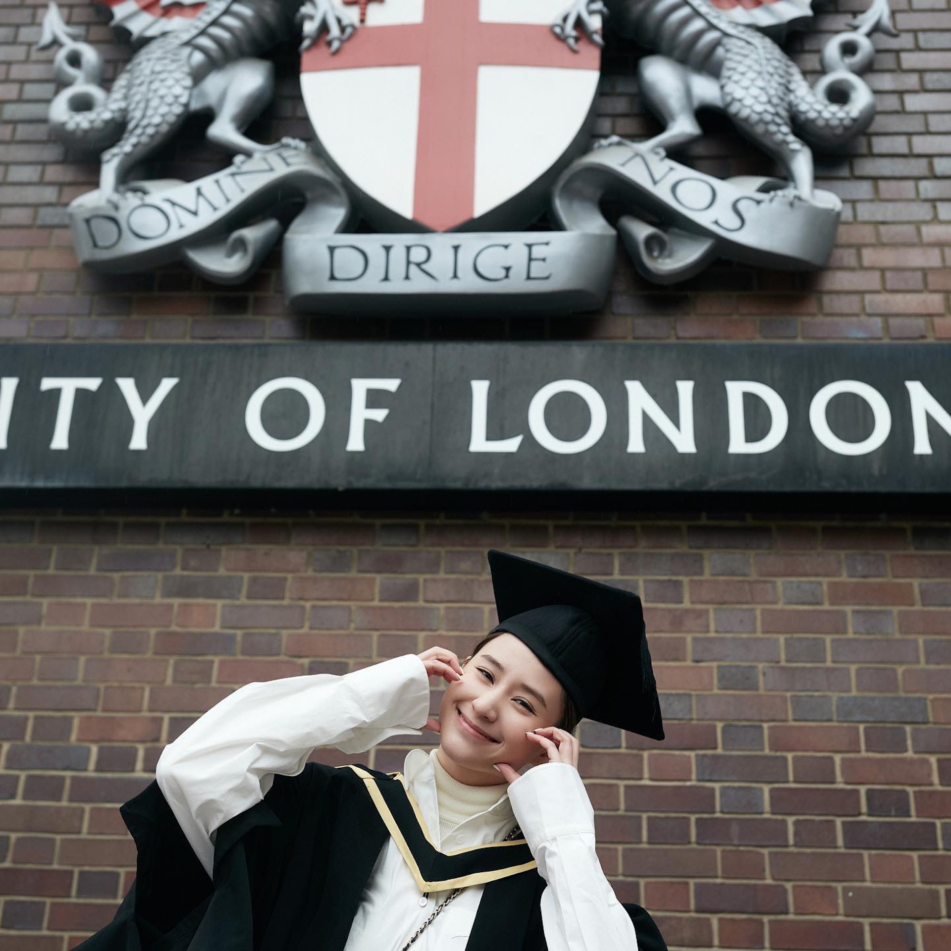 何超蓮以一級榮譽成績畢業於英國倫敦大學皇家霍洛威學院經濟學學士。