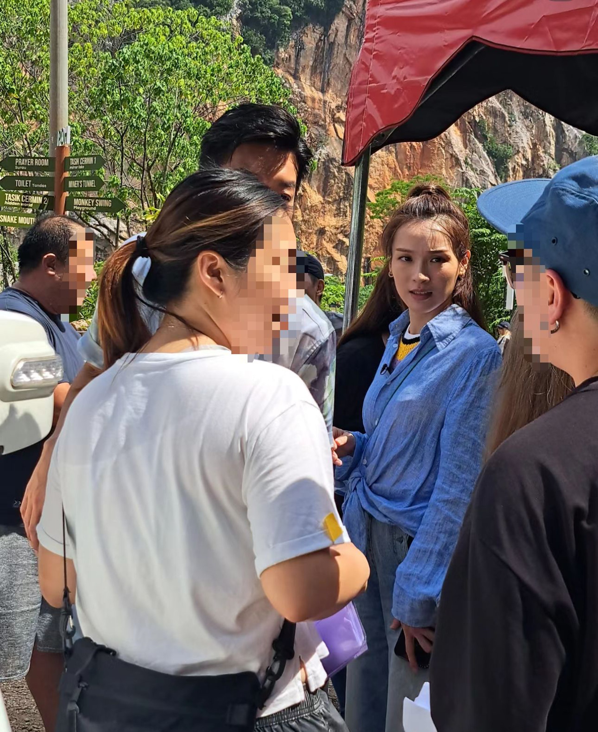 由於當地氣溫太高，令到李佳芯忍不住皺眉。