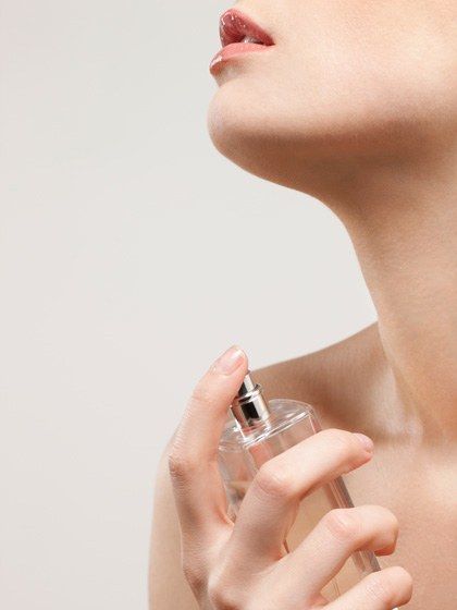 根據香水的特性和持久度，可在不同時間重新噴香水。