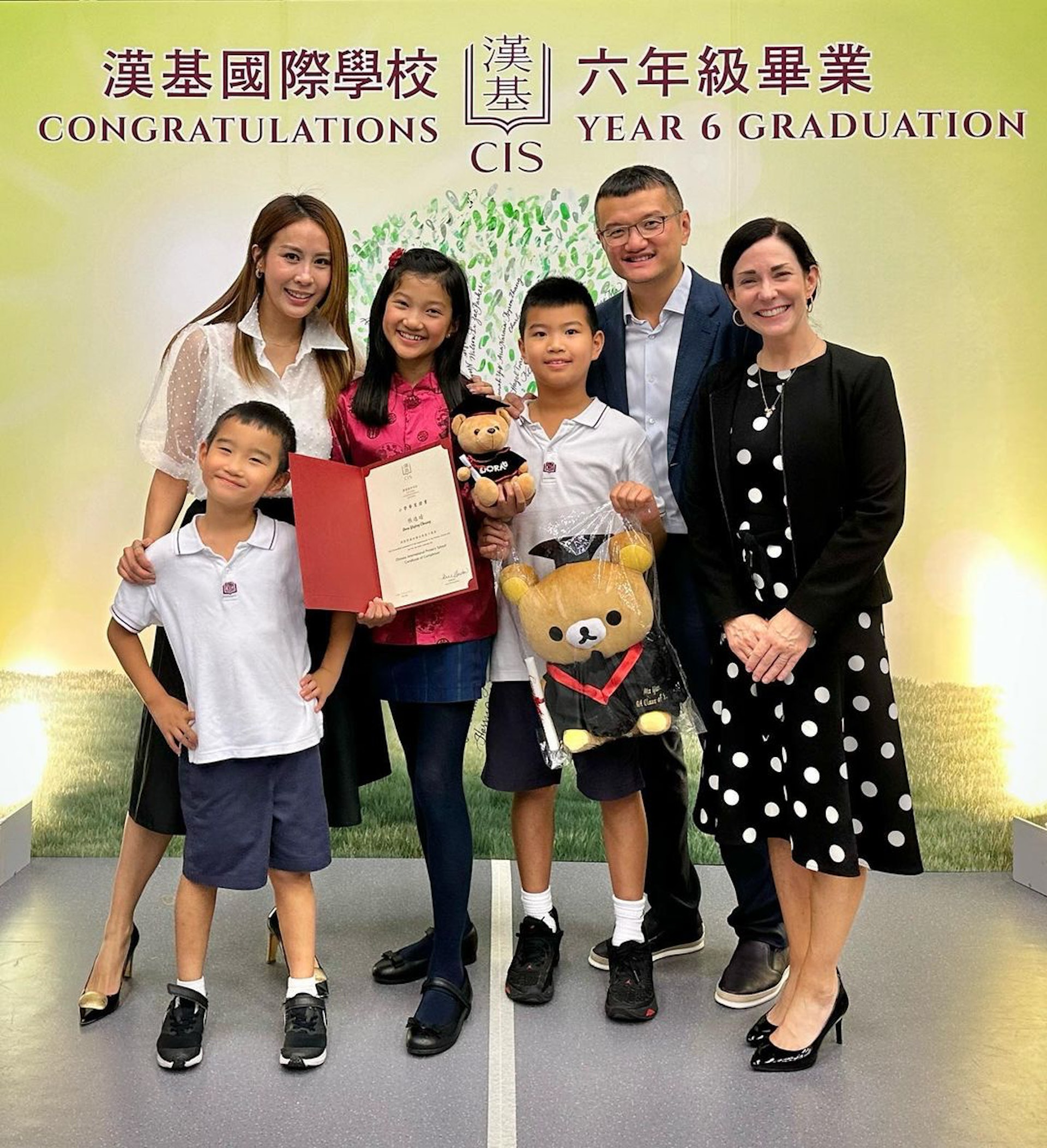 曹敏莉大女Dora六年級畢業，一家人都有到場祝賀。
