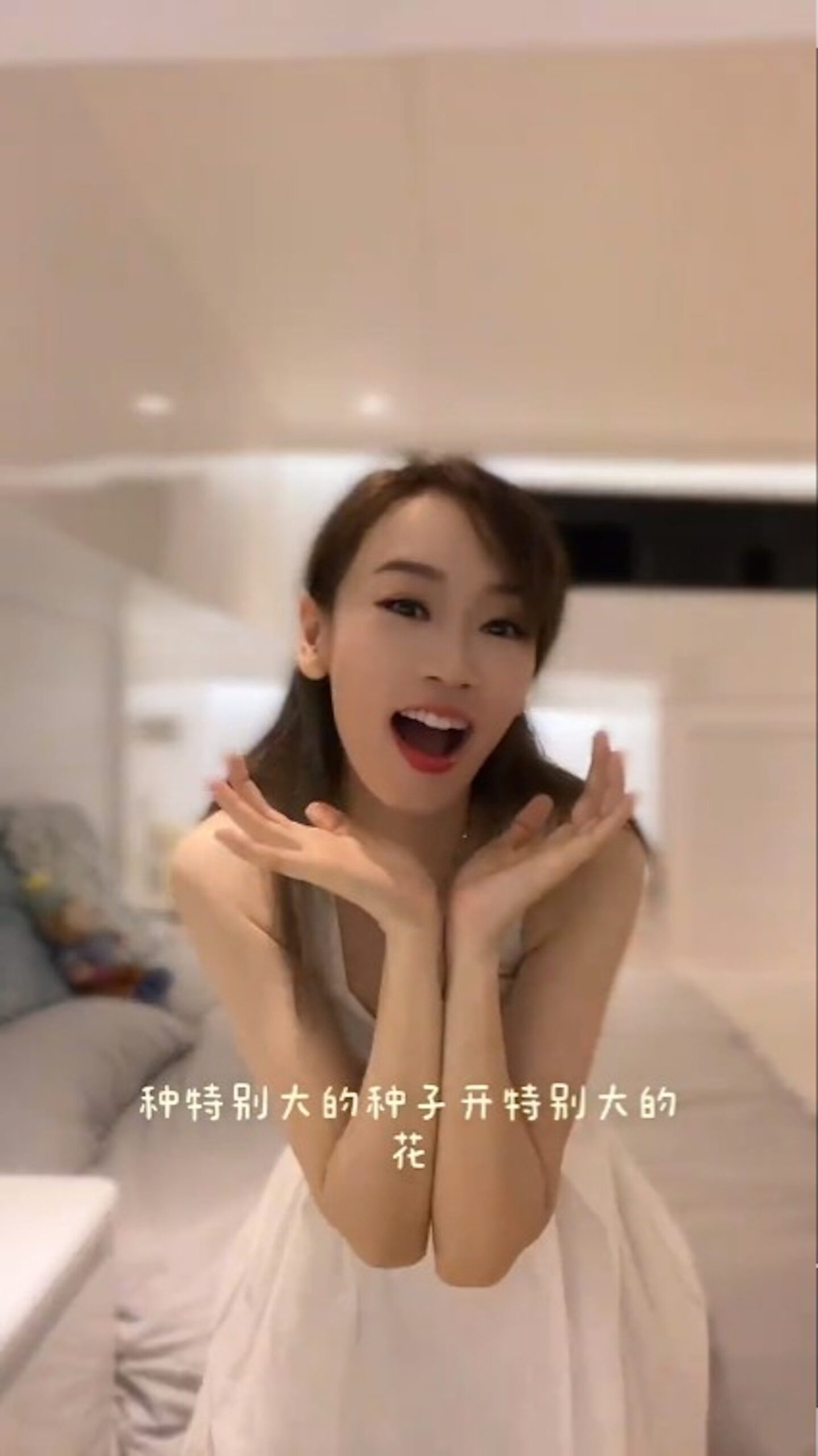 楊思琦擘大個口，表情非常誇張！