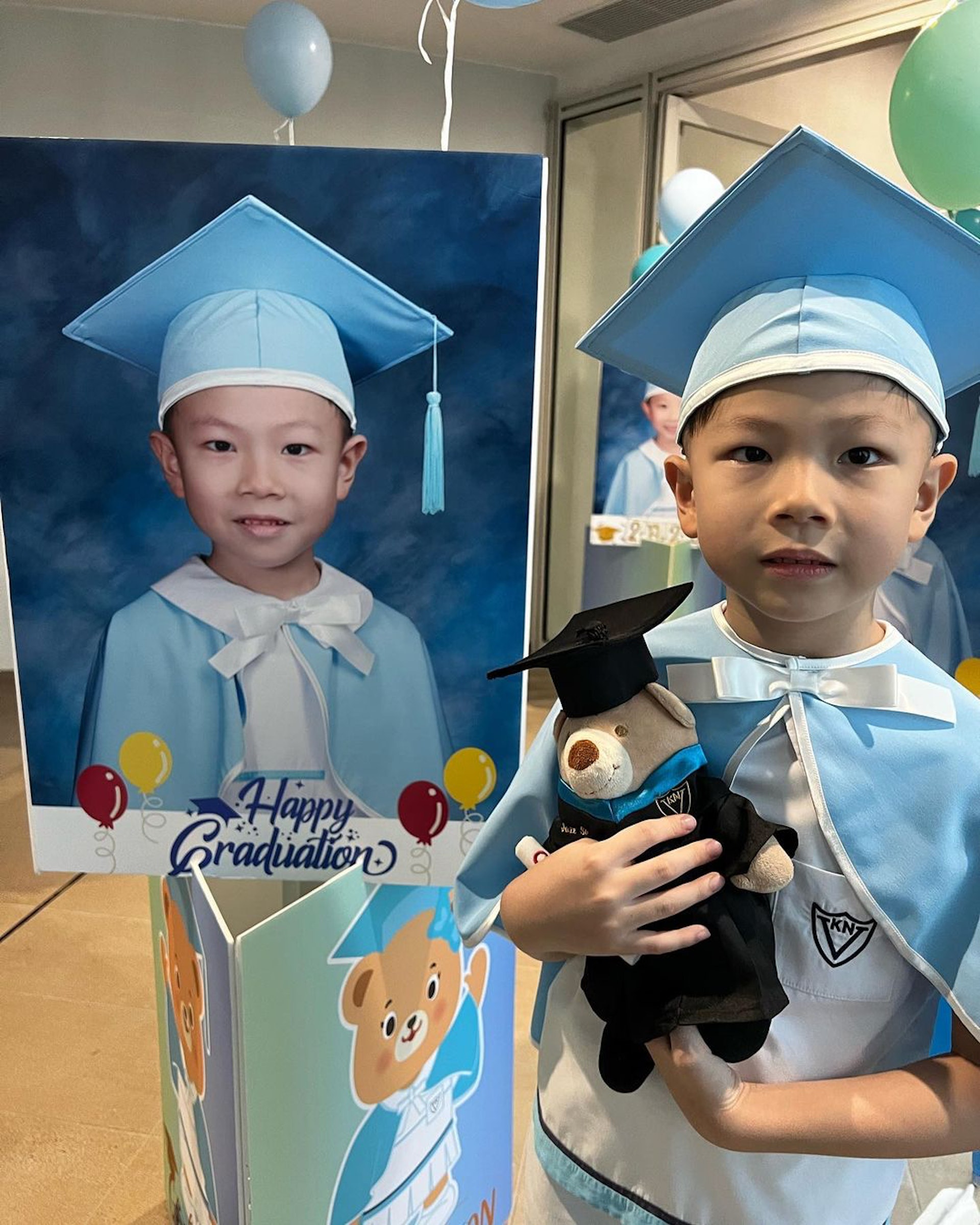 Jazz拿着熊熊畢業公仔拍照，充滿童真。