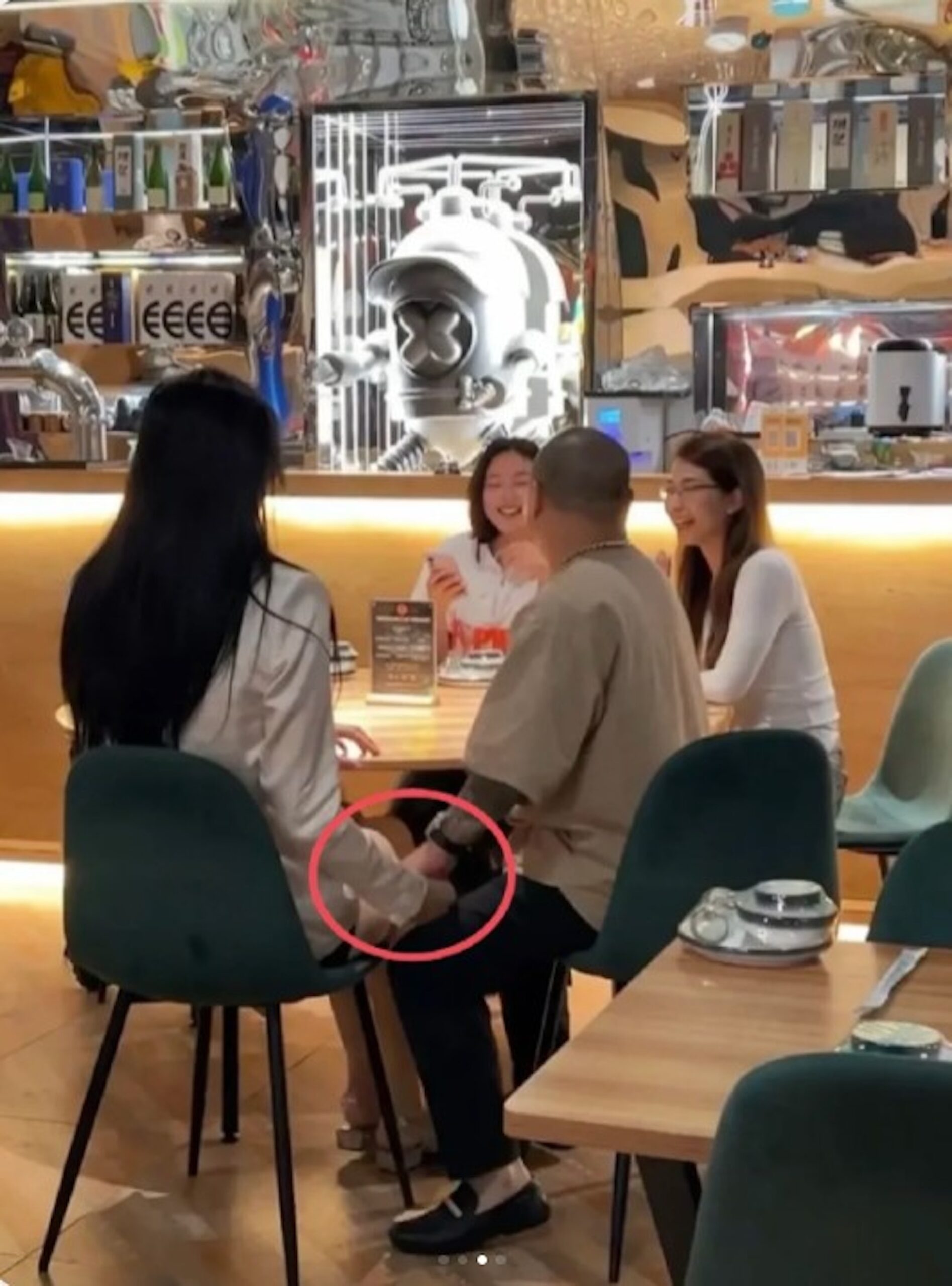 大佬B經常同一位超長腿的2米內地模特出雙入對。