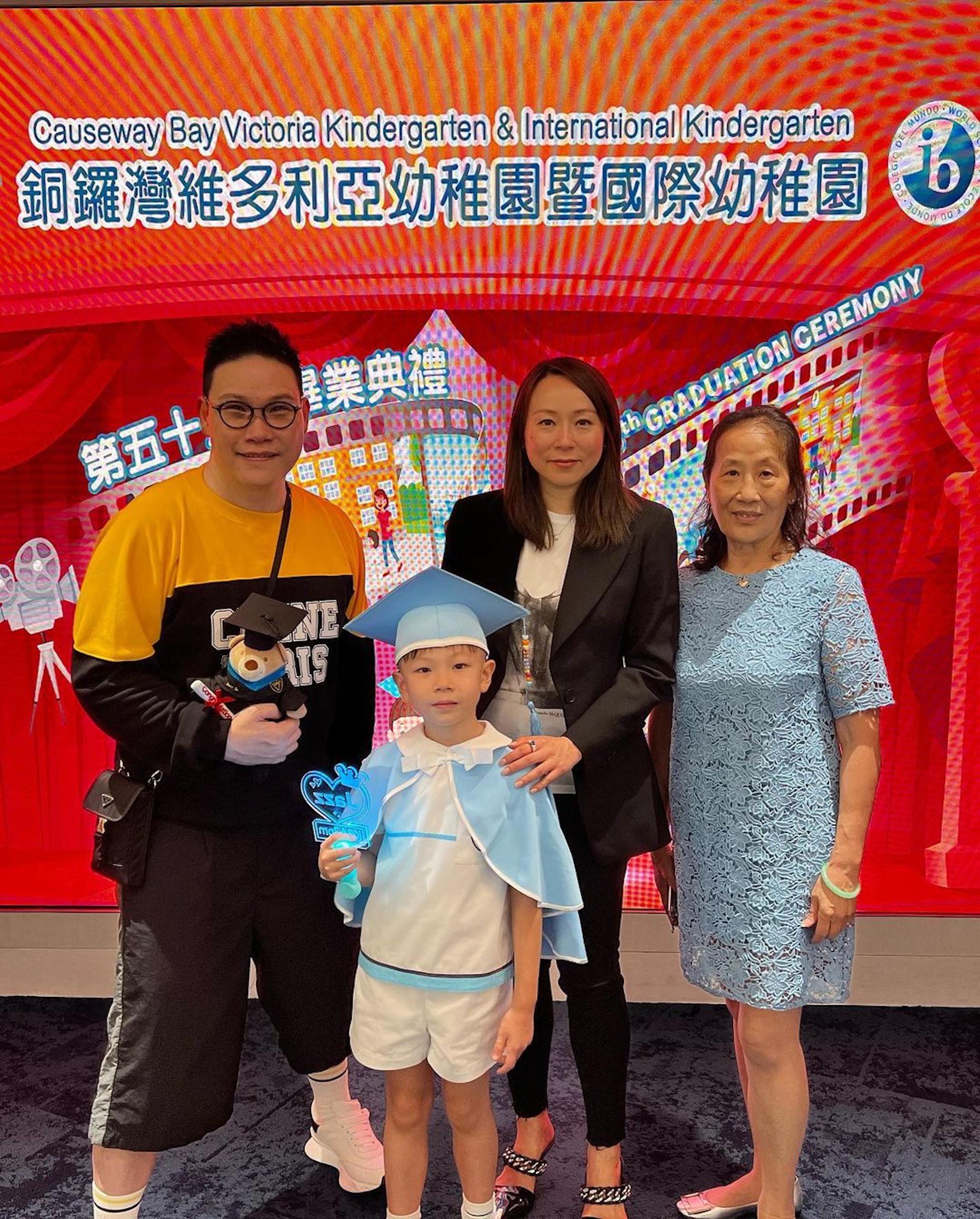 蘇永康更同太太及外母一齊出席兒子的幼稚園畢業禮。