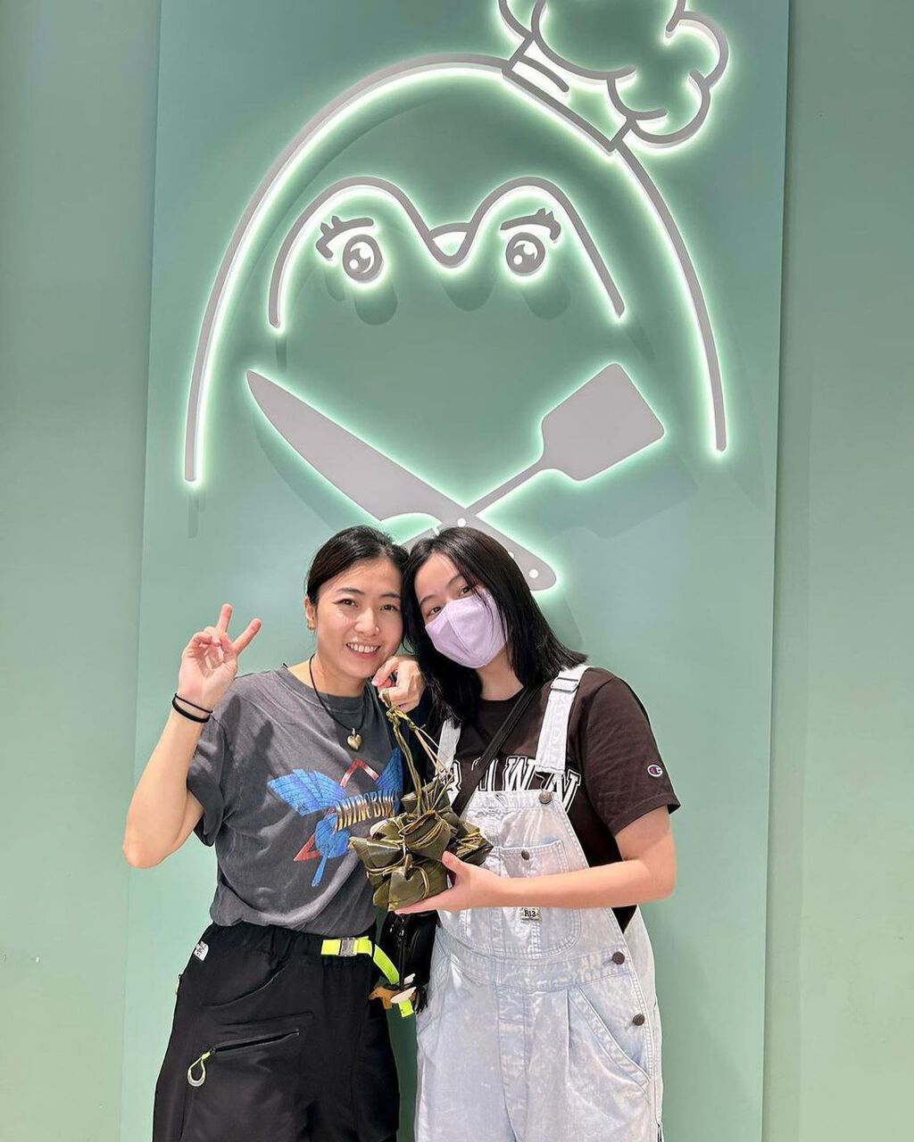 甘比帶著兩個囡囡到「秀樺廚房」做義工,學包粽及送福袋予基層家庭。