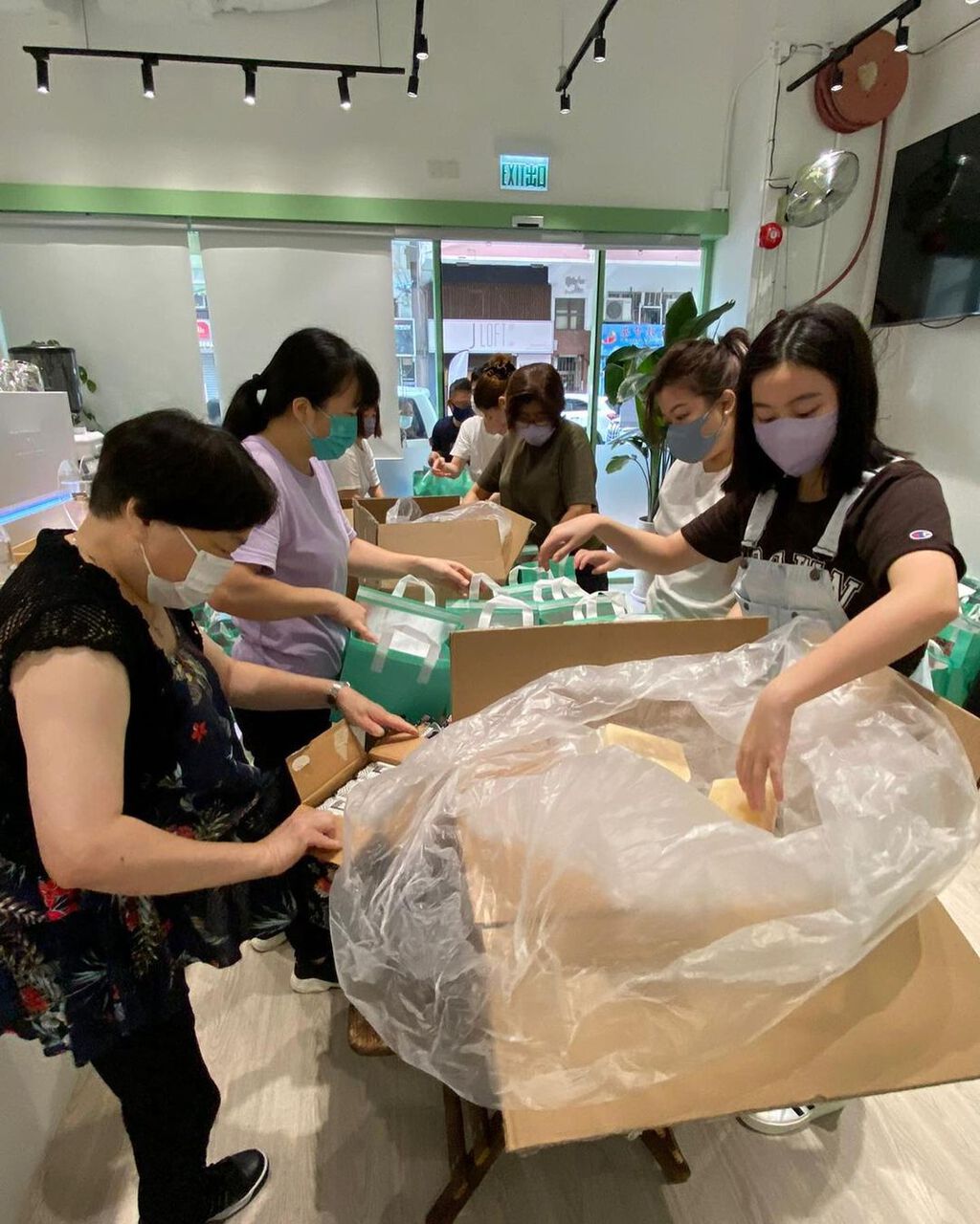 甘比帶著兩個囡囡到「秀樺廚房」做義工。