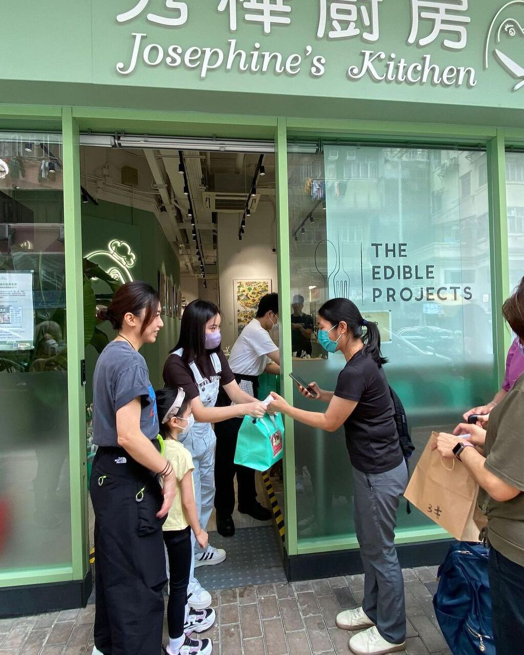 大女劉秀樺把福袋交予有需要人士時,都是用雙手奉上。