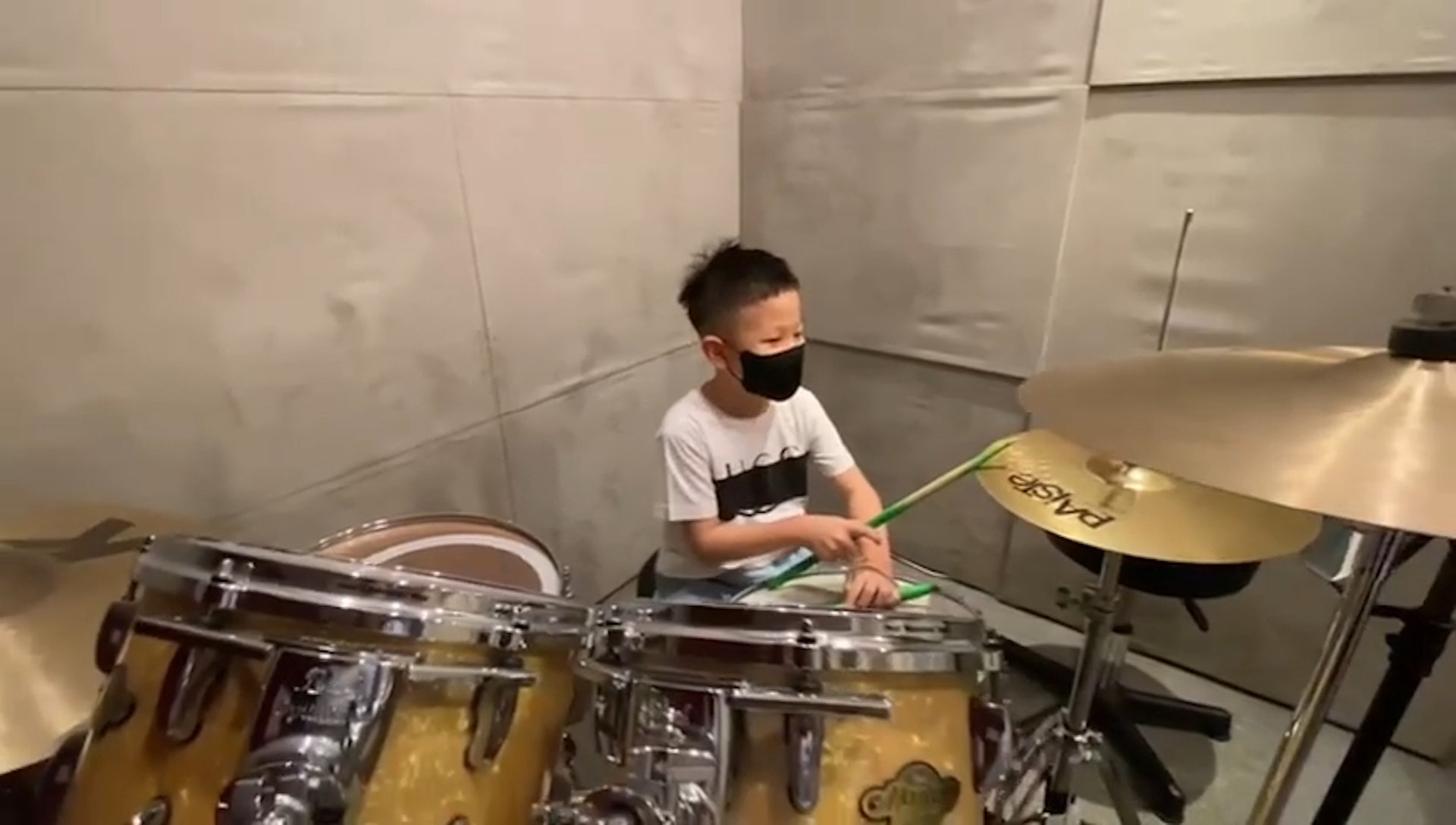 4歲時已經開始學打鼓，打得有力節奏感又好。