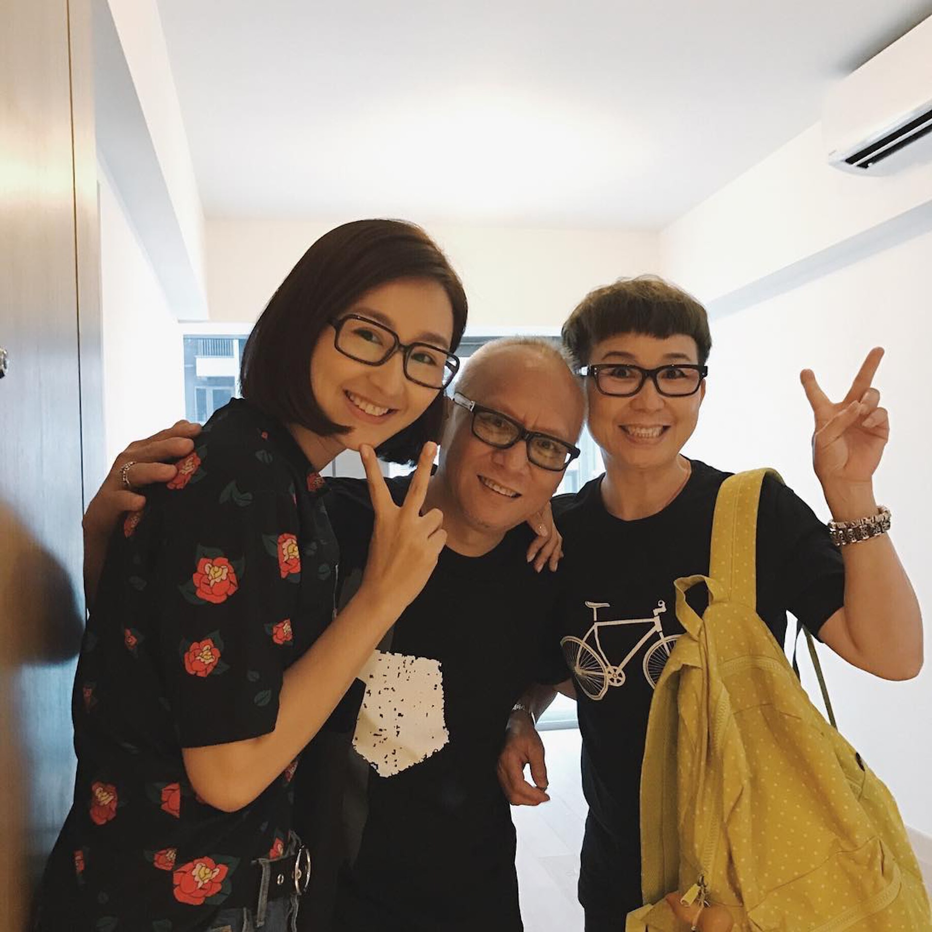 高海寧在2015年成功上車,當時收樓時與家人開心比V。