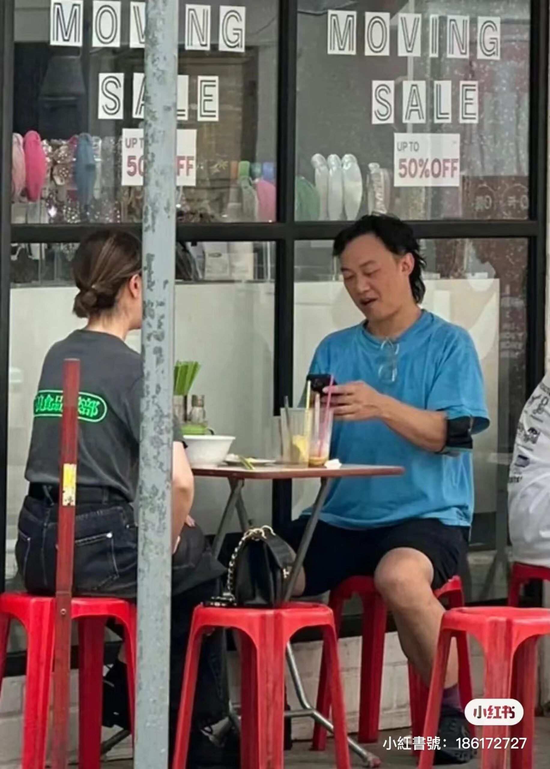 Eason陳奕迅早前在大坑茶記歎美食時網民野生捕獲