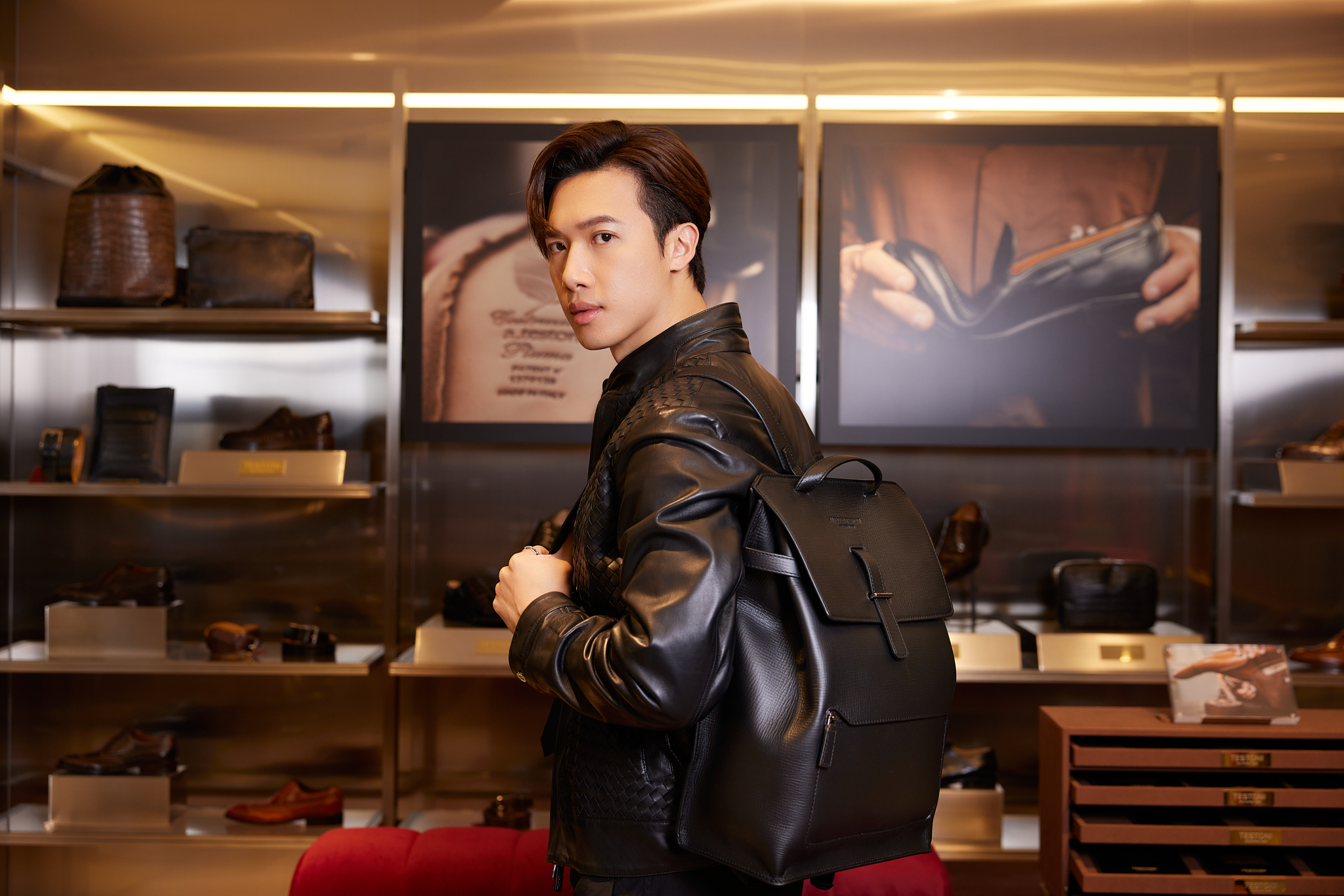 MIRROR成員Stanley邱士縉背上小牛皮雙肩包