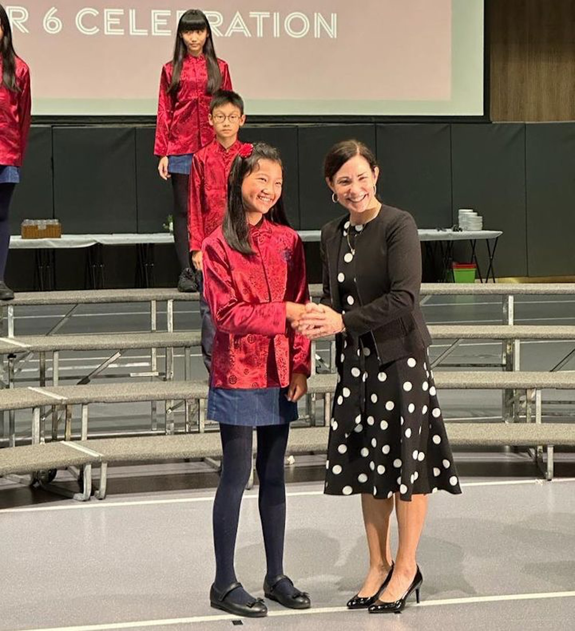 曹敏莉的大女Dora六年級畢業喇！