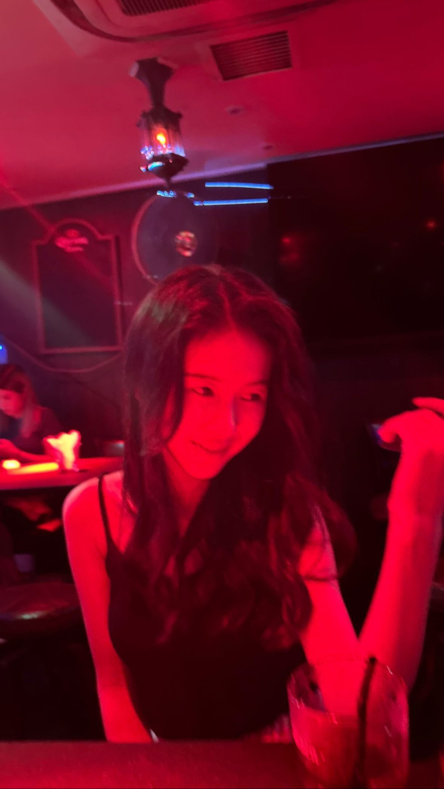 18歲Surine謝師宴完結後更到中環蘭桂坊直落夜蒲
