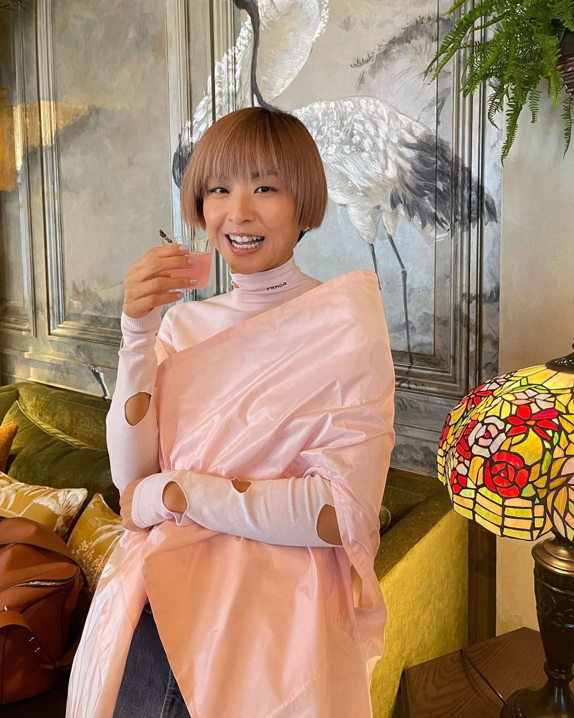 有眼利網民就指出背向鏡頭的同行女子並非老婆徐濠縈