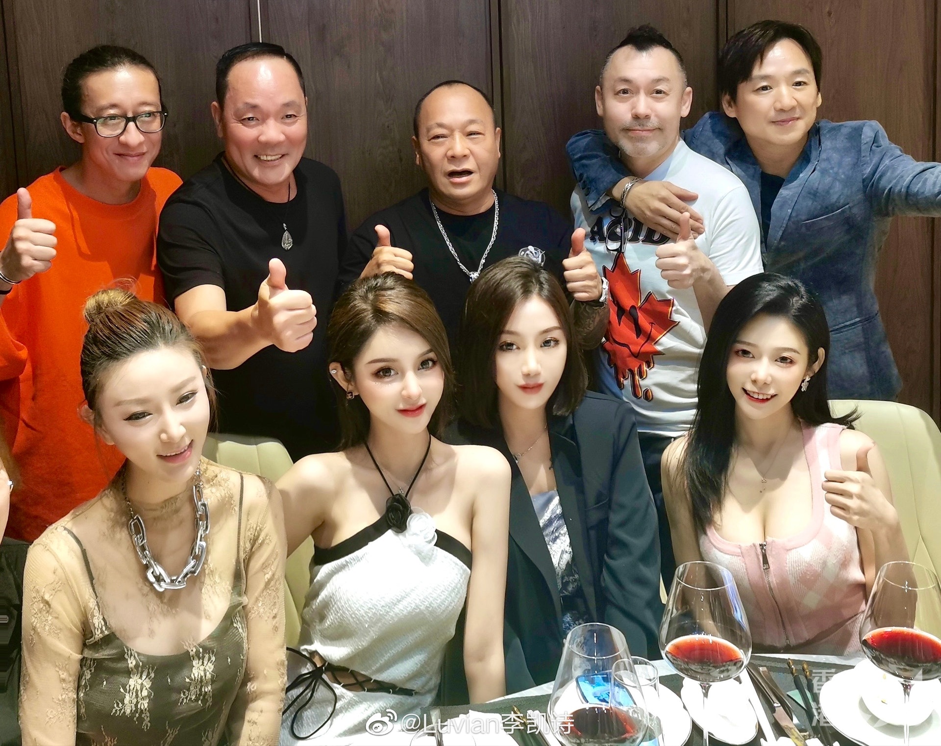 大佬B近年在內地開設了不少食店,早前他偕一班老友飯聚,包括黃竣鋒、《賭俠》飾演大軍的程東、雷宇揚及《古惑仔》系到的「巢皮」朱永棠和「肥屍」梁焯滿,更邀請了4位內地網紅參與飯局。