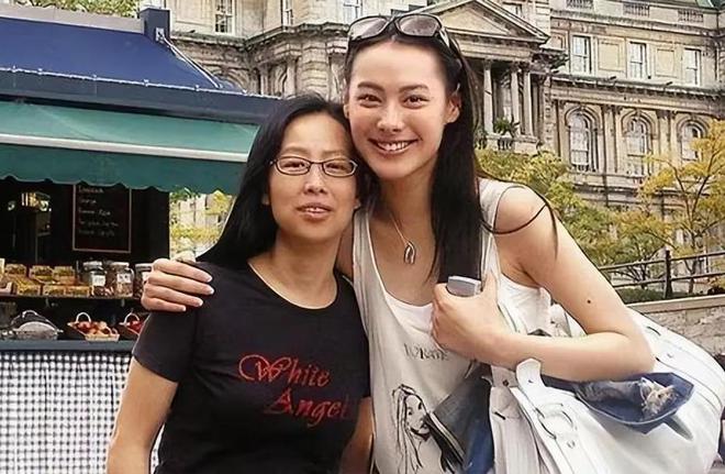 梁洛施與媽媽。