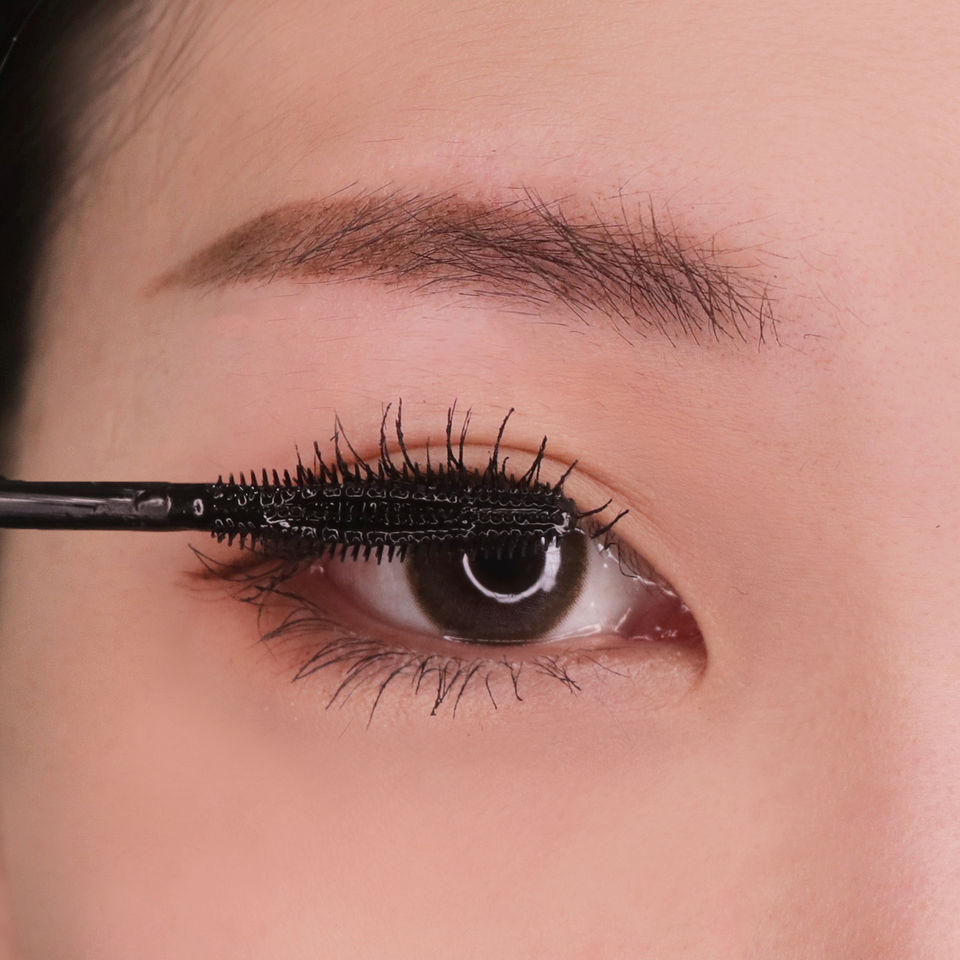 塗上睫毛膏。