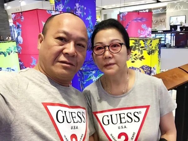 儘管大佬B身邊不乏女性埋身,但他真正愛的是他的太太。