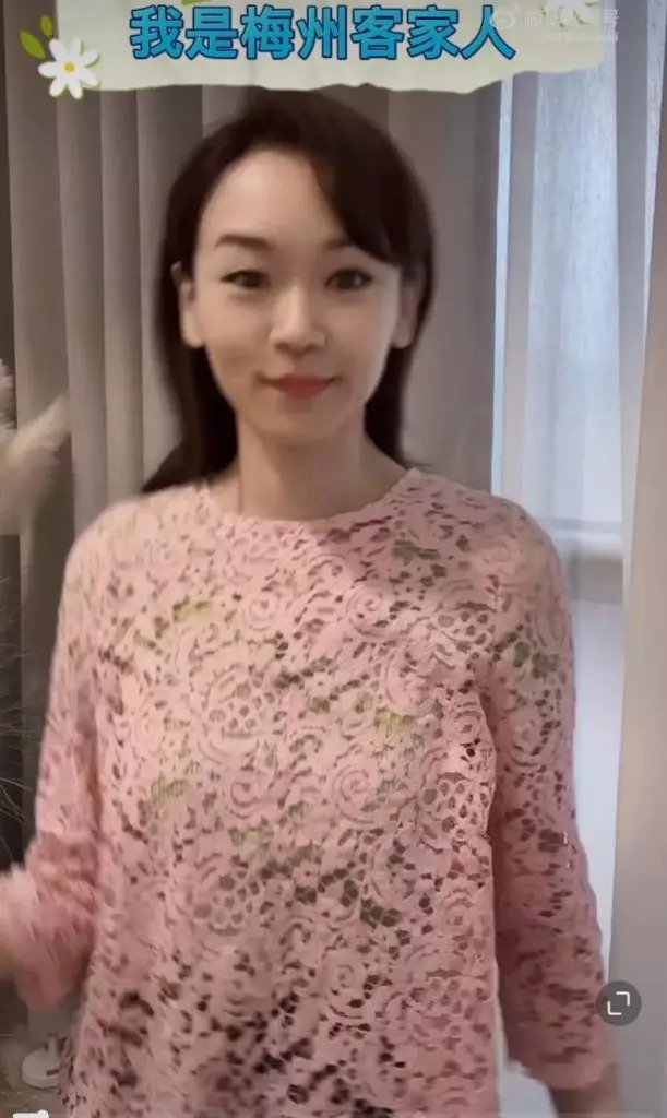 楊思琦曾試過穿上一件粉紅色寬身上衣，被指大媽味濃。