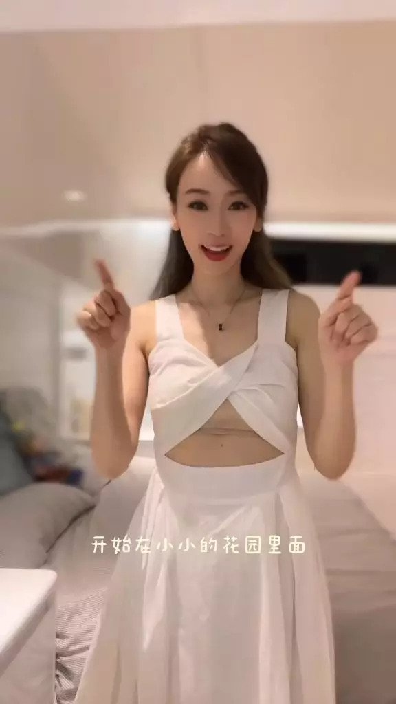 楊思琦日前翻唱黃老師的「挖呀挖」洗腦歌。