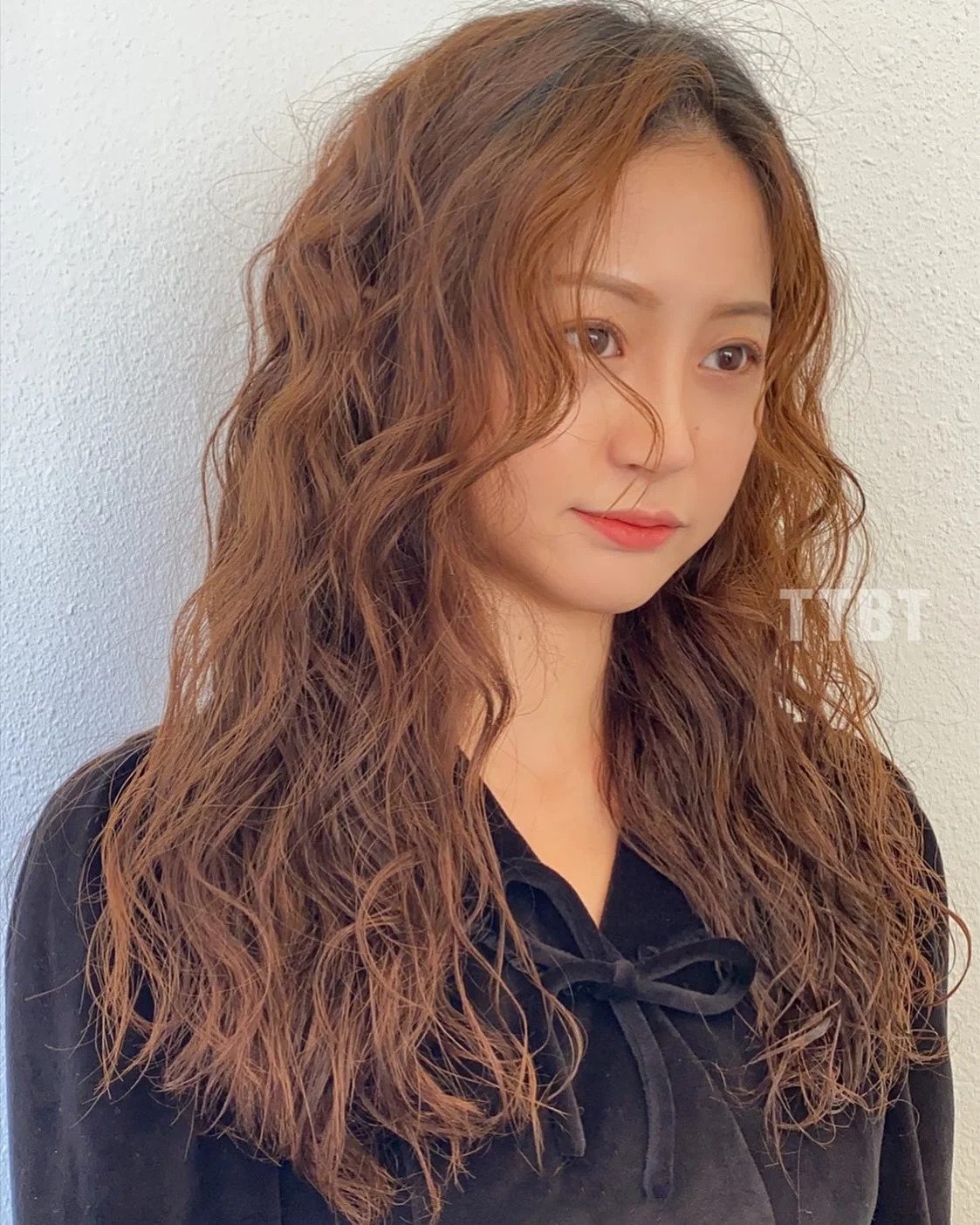 蜜糖橘棕髮色。