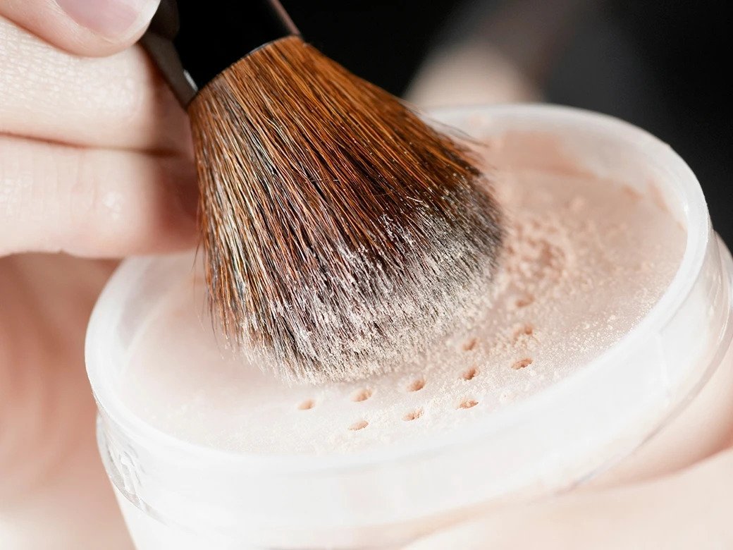 上妝前先用小頭刷具沾取少量透明碎粉（蜜粉/散粉）輕輕掃在睫毛上，有助帶走睫毛上的眼影餘粉和油脂。