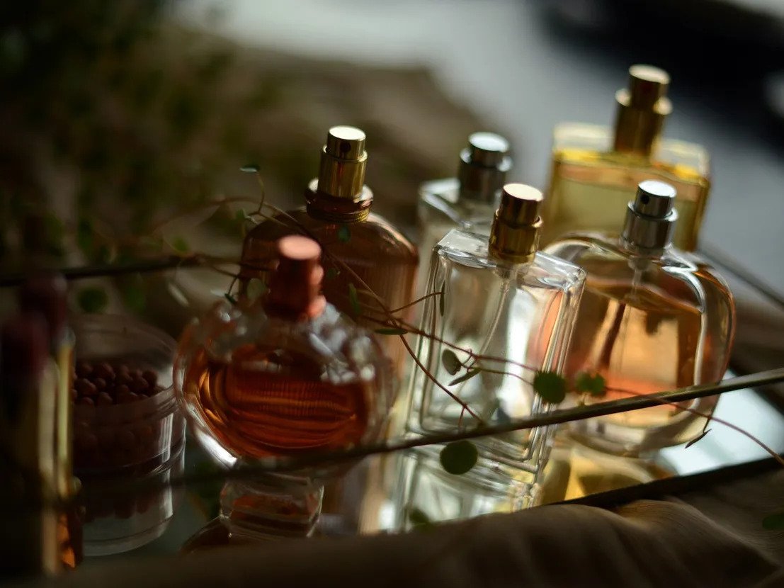 觀察瓶底的英文標示，確認是屬於濃度高的香精類還是濃度較低的淡香水類。