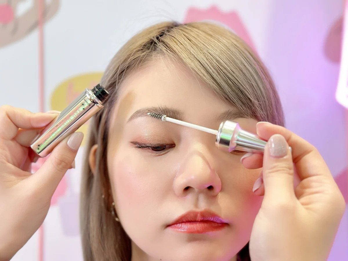 使用透明的眉蠟先「逆刷」讓眉頭的眉毛看起來更加立體。