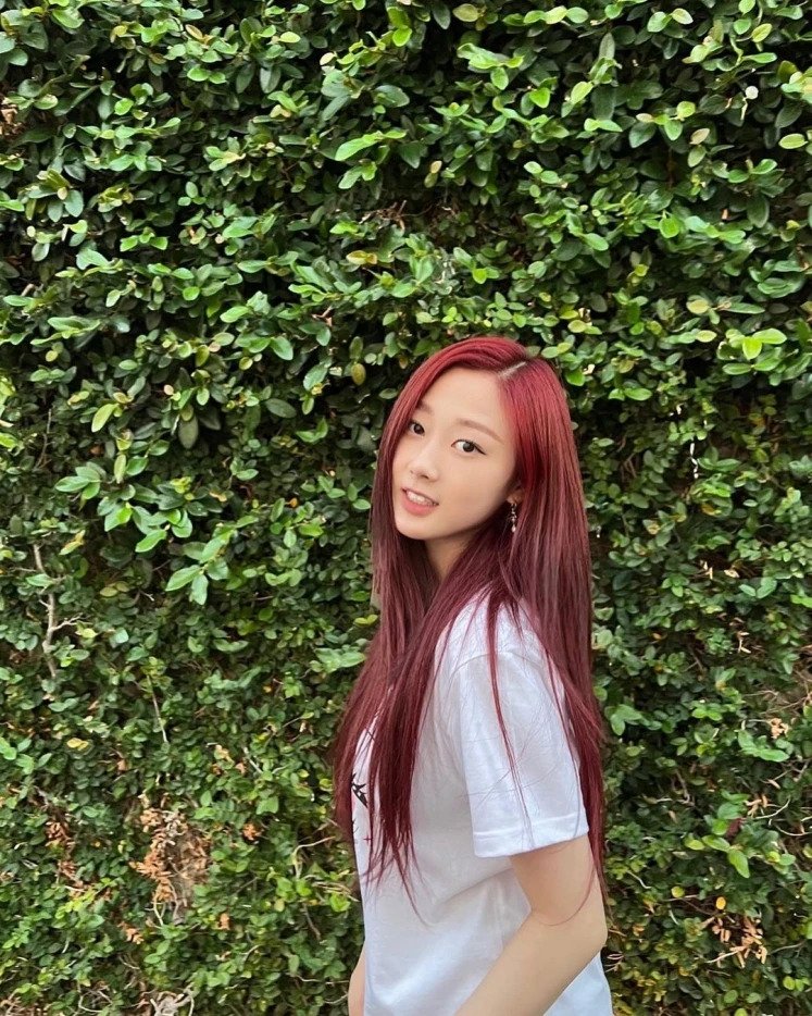 2023 Pantone 年度代表色「Viva Magenta 萬歲洋紅」帶有熱情活力。